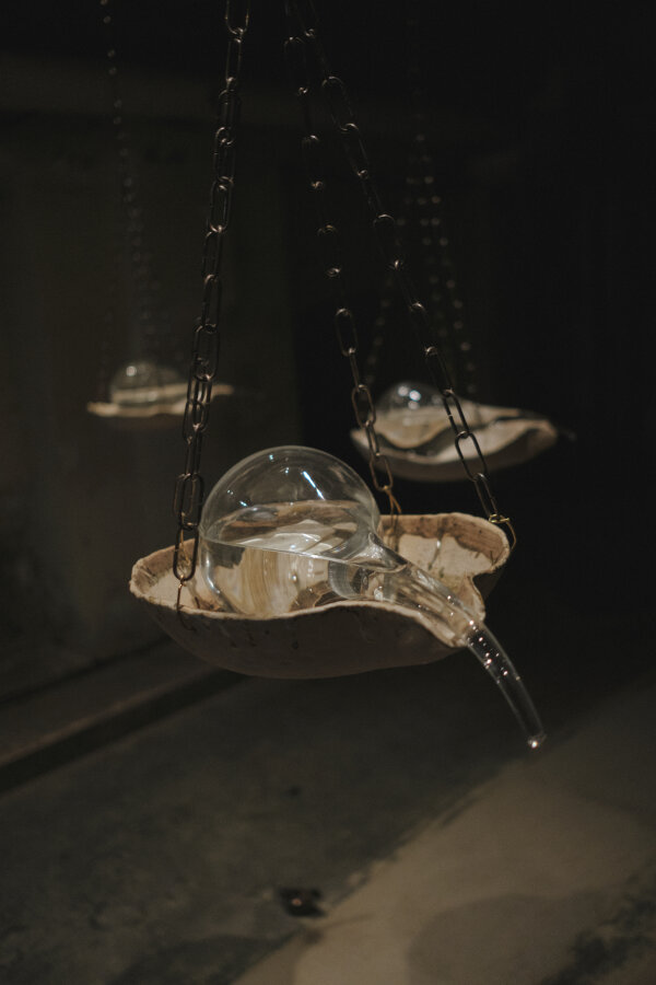 Martyna Poznanska, The Holy Water Sanctuary, sklo, keramika, kov, voda, elektronika, 2023, photo Helena Majewska